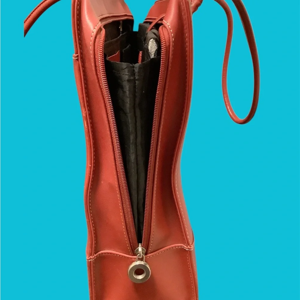 Targus introduces Jackie, a classic tote, attractive & loaded w/great features.